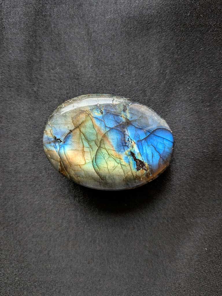 マダガスカル産ラブラドライト パームストーン 59mm×44mm×19mm