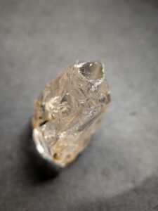 ブラジル バイーア州産 太陽放射ルチルクォーツ原石