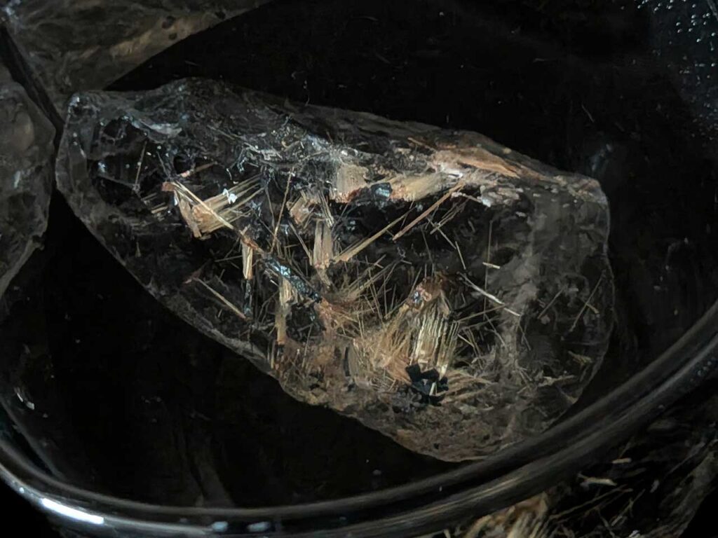 ブラジル バイーア州産 太陽放射ルチルクォーツ原石